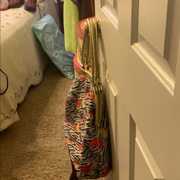 BETSEYVILLE  HOBO PURSE CUTE AS  IT CAN BE. - Picture 4 of 7